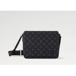 DISTRICT Small Messenger Bag